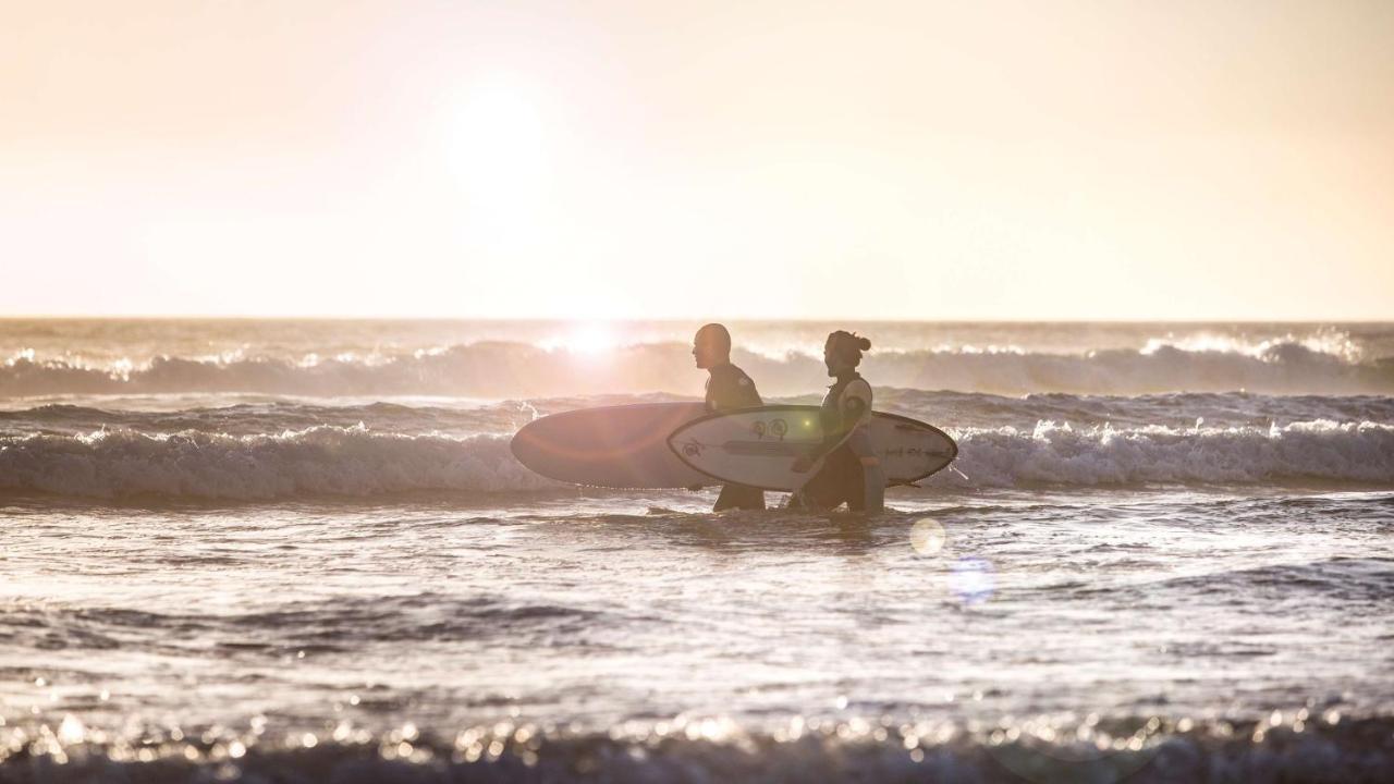 Hotel Hyatt Regency Taghazout Esterno foto Surfers at the beach