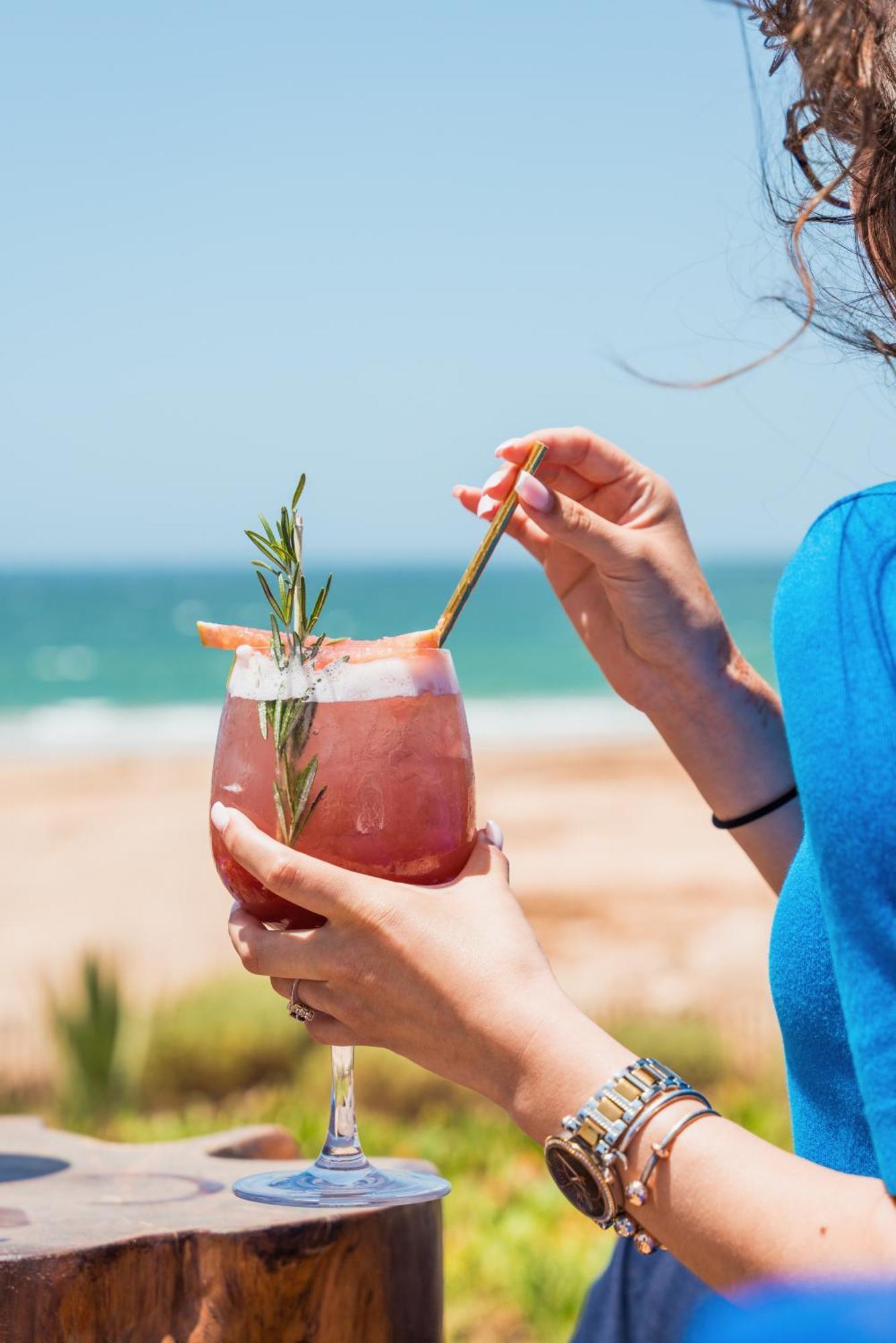 Hotel Hyatt Regency Taghazout Esterno foto A woman using a reusable straw